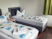 Schlafzimmer mit 2 Betten